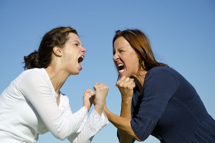 Mãe e filha brigando