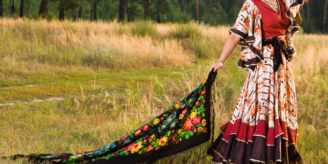 mulher cigana caminhando no campo