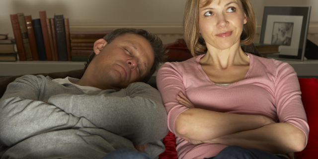 Mulher irritada com o marido dormindo 