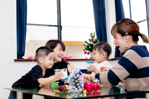 Família de japoneses à mesa celebrando o natal