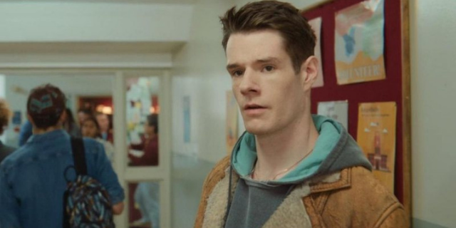 Imagem do personagem Adam, da série Sex Education, durante cena