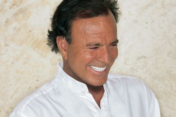 Cantor Julio Iglesias sorrindo