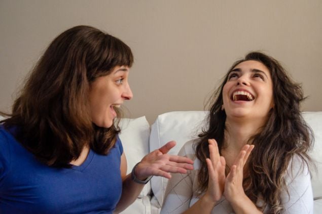 Imagem de duas mulheres conversando e sorrindo