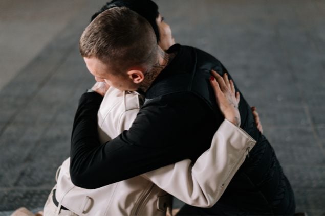 Imagem de duas pessoas se abraçando