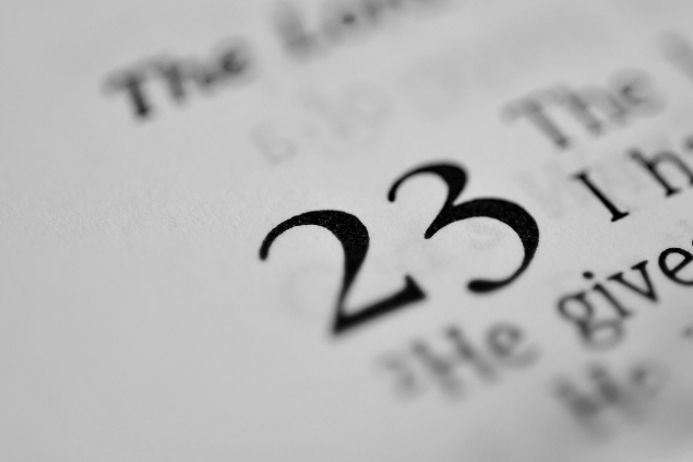 Número 23 escrito em uma página de livro