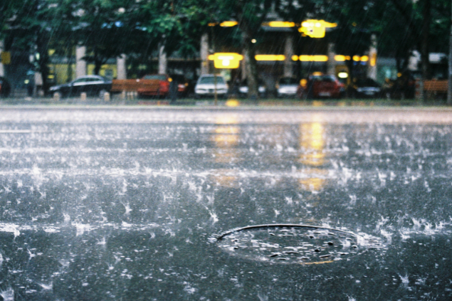 Chuva caindo na rua