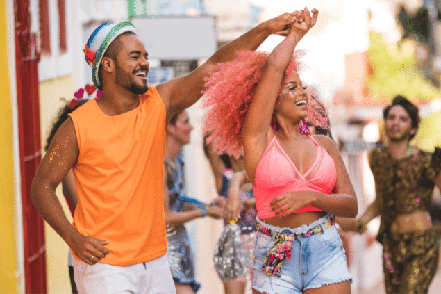 Pessoas dançando em bloco de carnaval