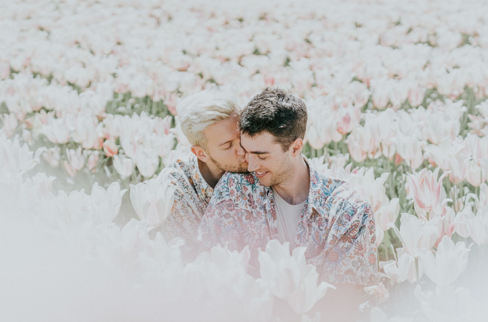 Casal de homens em um jardim de flores