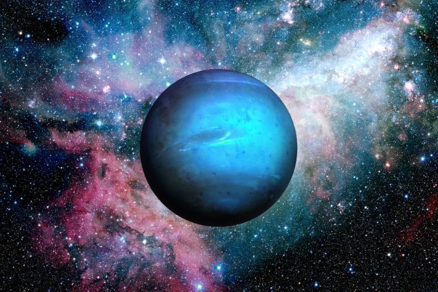 Planeta Netuno sobre um fundo estrelado e em tons de azul e rosa.