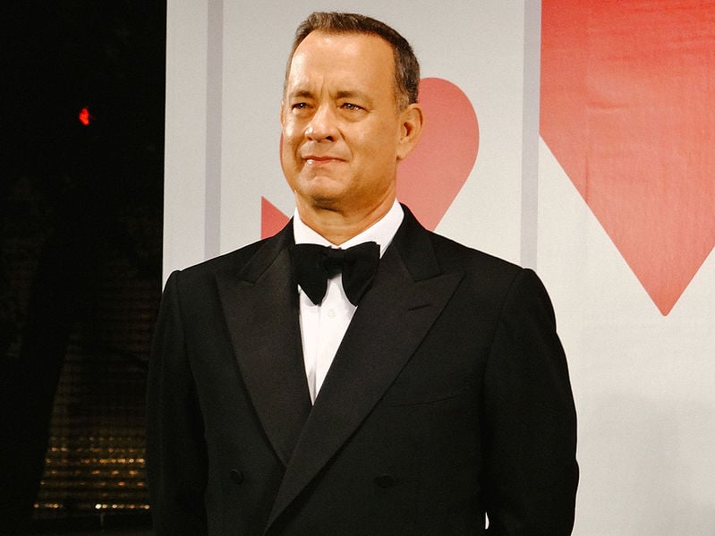 Tom Hanks no palco olhando para frente