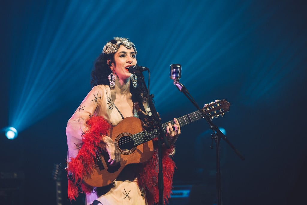 Marisa Monte cantando no palco