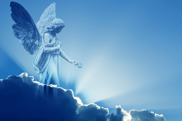 Imagem representativa do anjo da guarda Ierathel. A estátua de anjo está em um céu azul iluminado com a mão estendida. 
