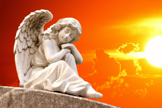 Estátua de anjo representando Veuliah em um céu ensolarado. 