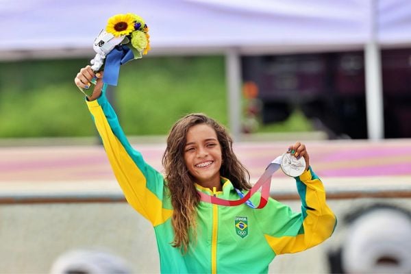 Rayssa Leal com a medalha de prata nos jogos Olímpicos