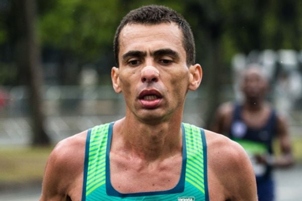 Ex-atleta Marílson Gomes dos Santos durante maratona