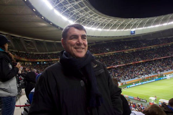Imagem do ex-goleiro Zetti sorrindo em um estádio