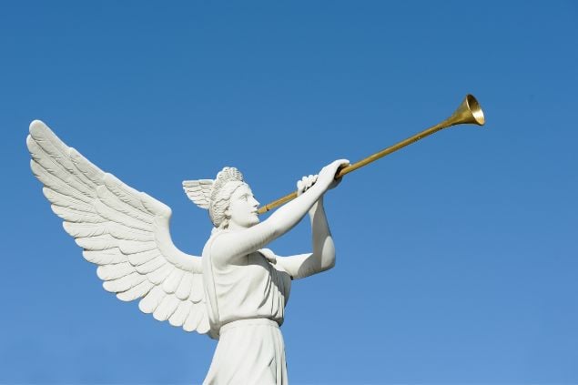 Imagem de uma estátua de anjo tocando trombeta