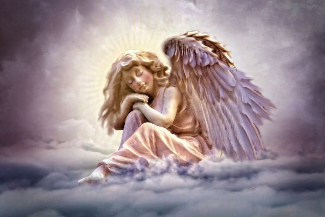 Imagem de um anjo com os olhos fechados e a cabeça reclinada sobre os joelhos, entre as nuvens no céu