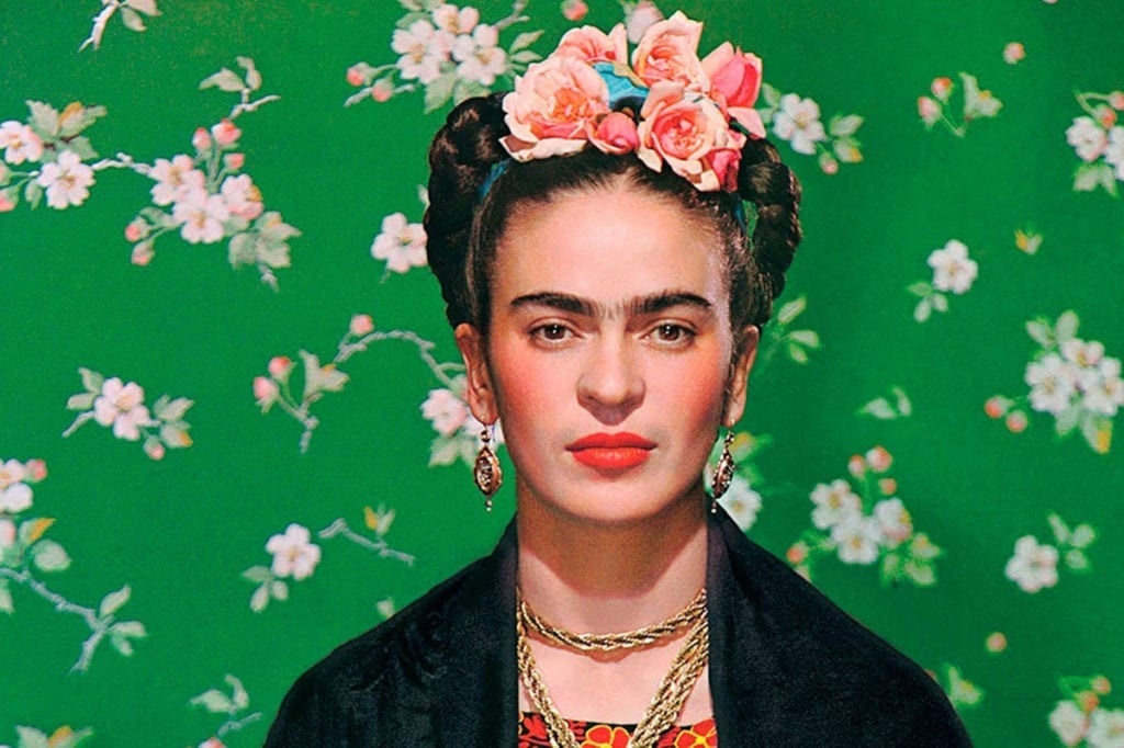 Frida Kahlo olhando para frente