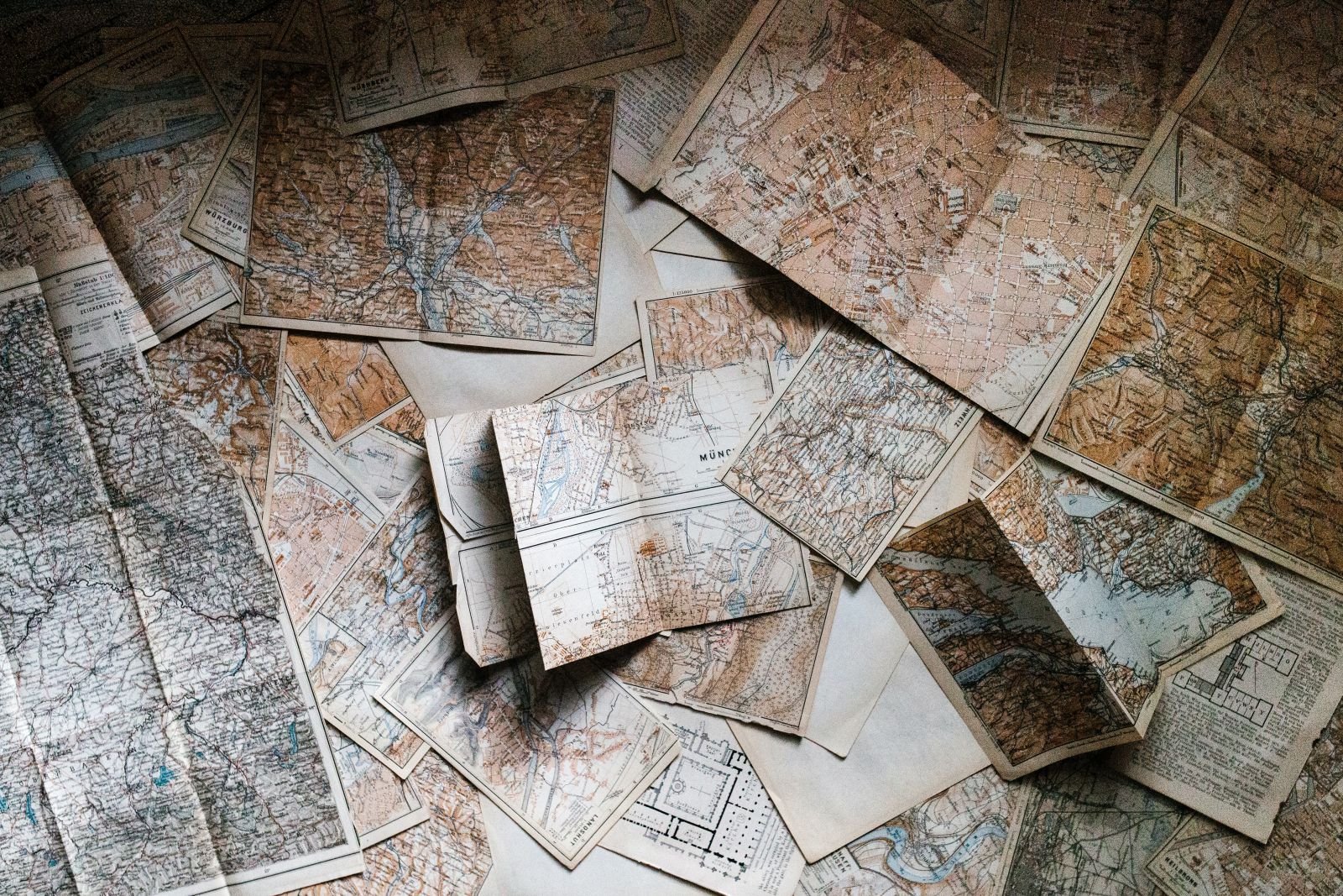 Mapas espalhados em uma mesa